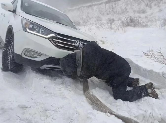 风吹雪一车被困，民辅警跪地刨雪！